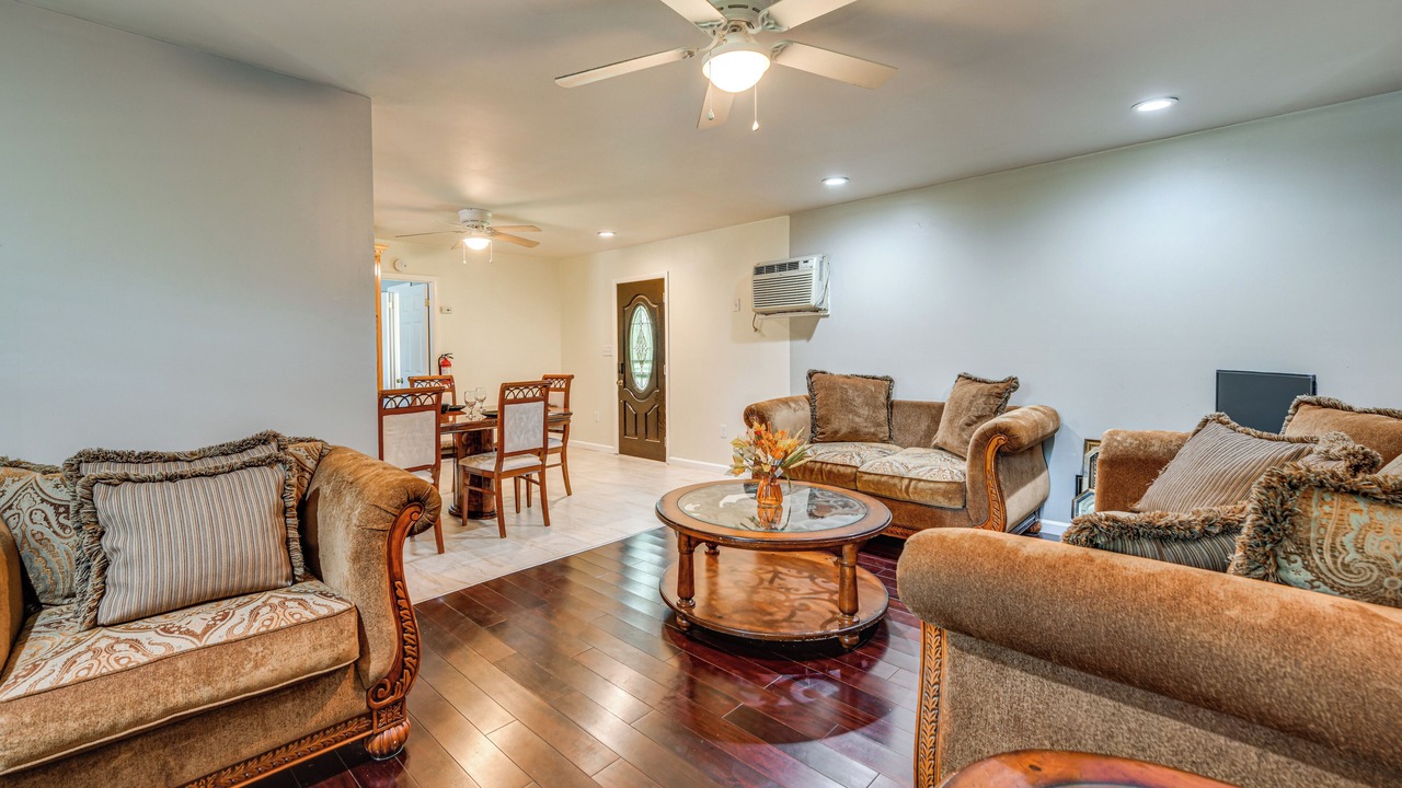 Photo of Livingroom in Farmville