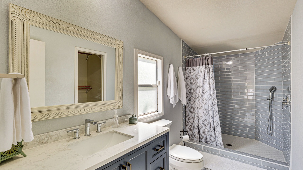 Photo of Bathroom in Carolyn Estates