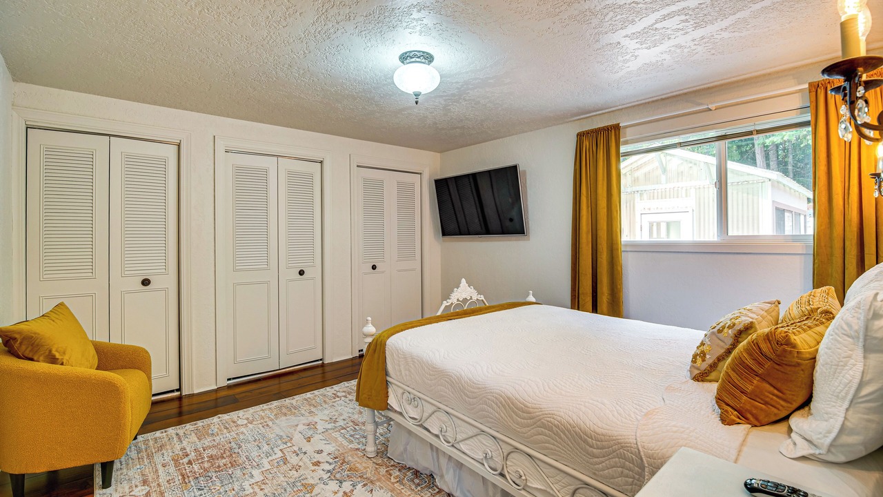 Photo of Bedroom in Roseburg