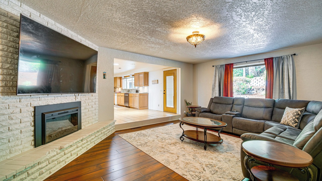 Photo of Livingroom in Roseburg