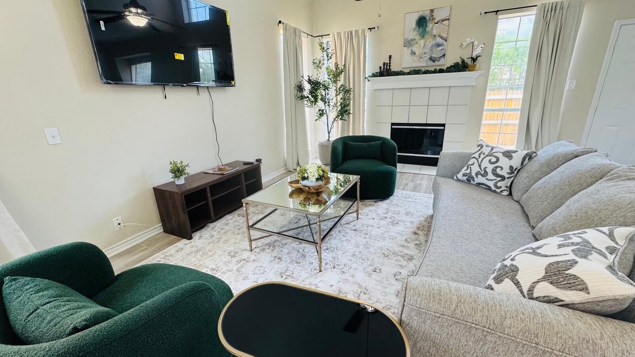 Photo of Livingroom in Southwest Arlington