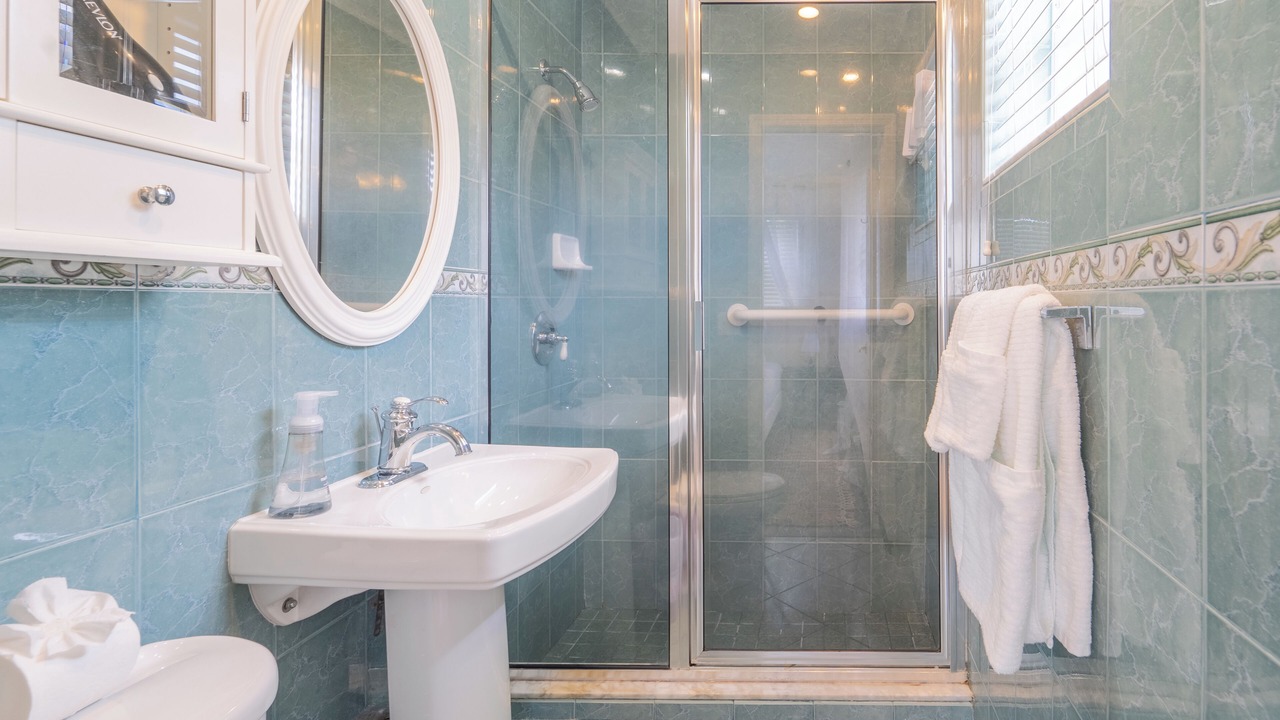 Photo of Bathroom in Garden Isles