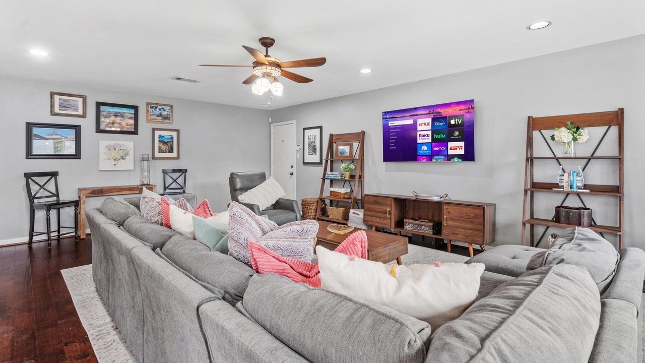 Photo of Livingroom in Garden Oaks