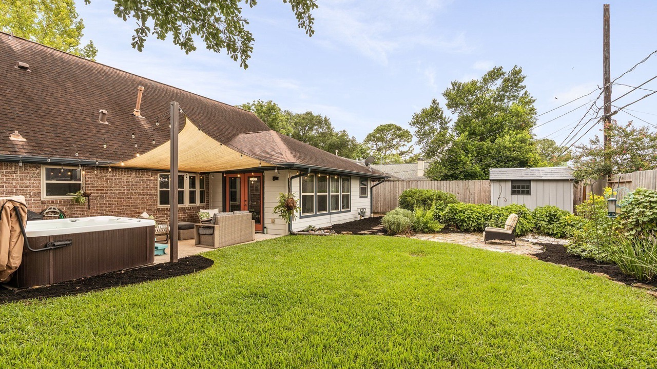Photo of Patio Balcony in Garden Oaks