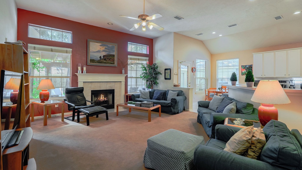 Photo of Livingroom in Alden Bridge