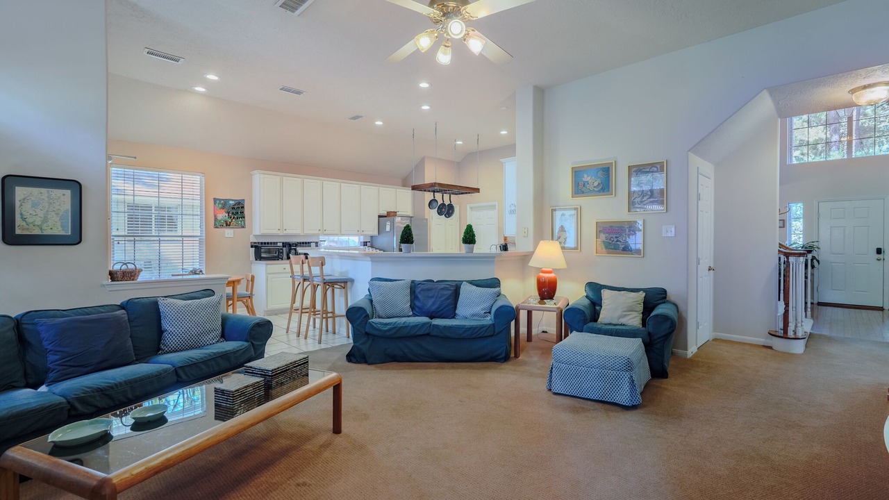 Photo of Livingroom in Alden Bridge