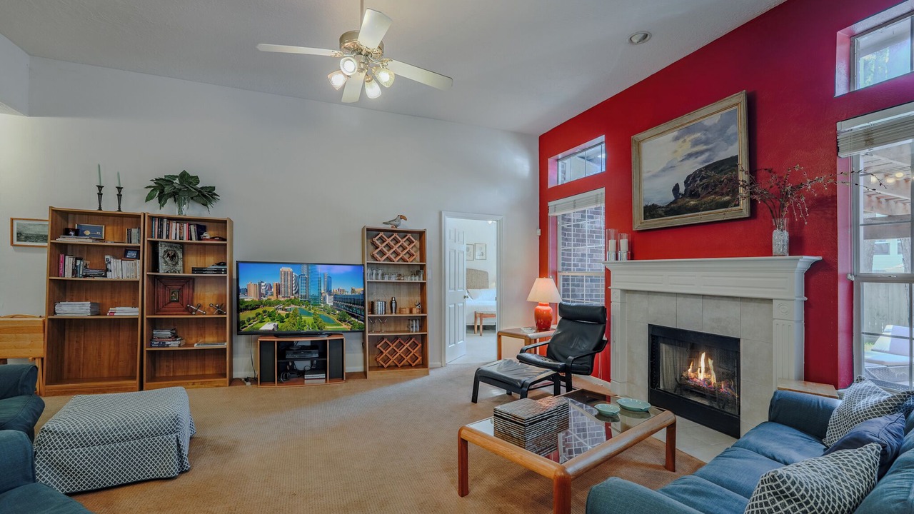 Photo of Livingroom in Alden Bridge