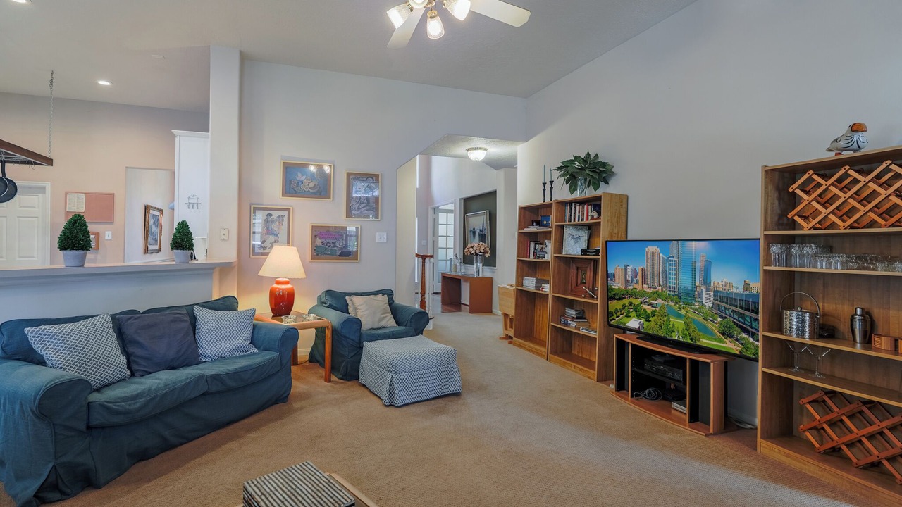 Photo of Livingroom in Alden Bridge