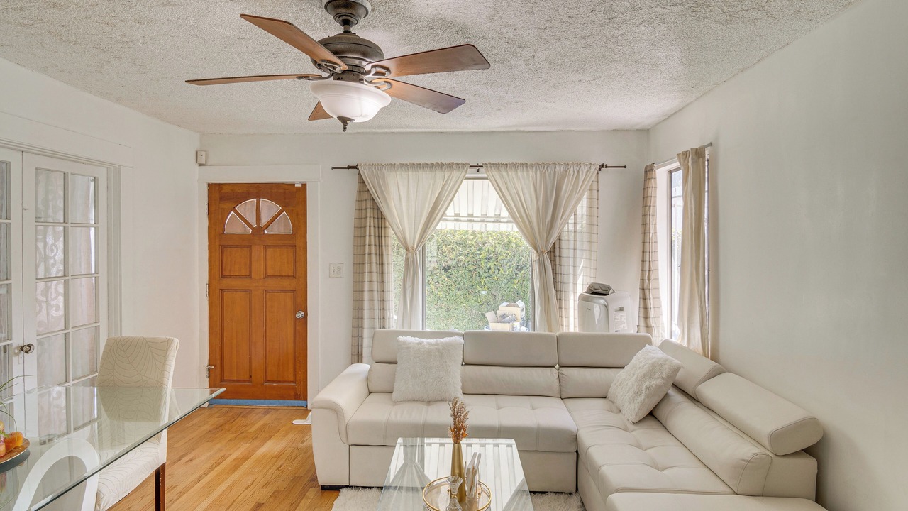 Photo of Livingroom in Van Nuys