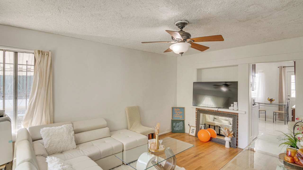 Photo of Livingroom in Van Nuys