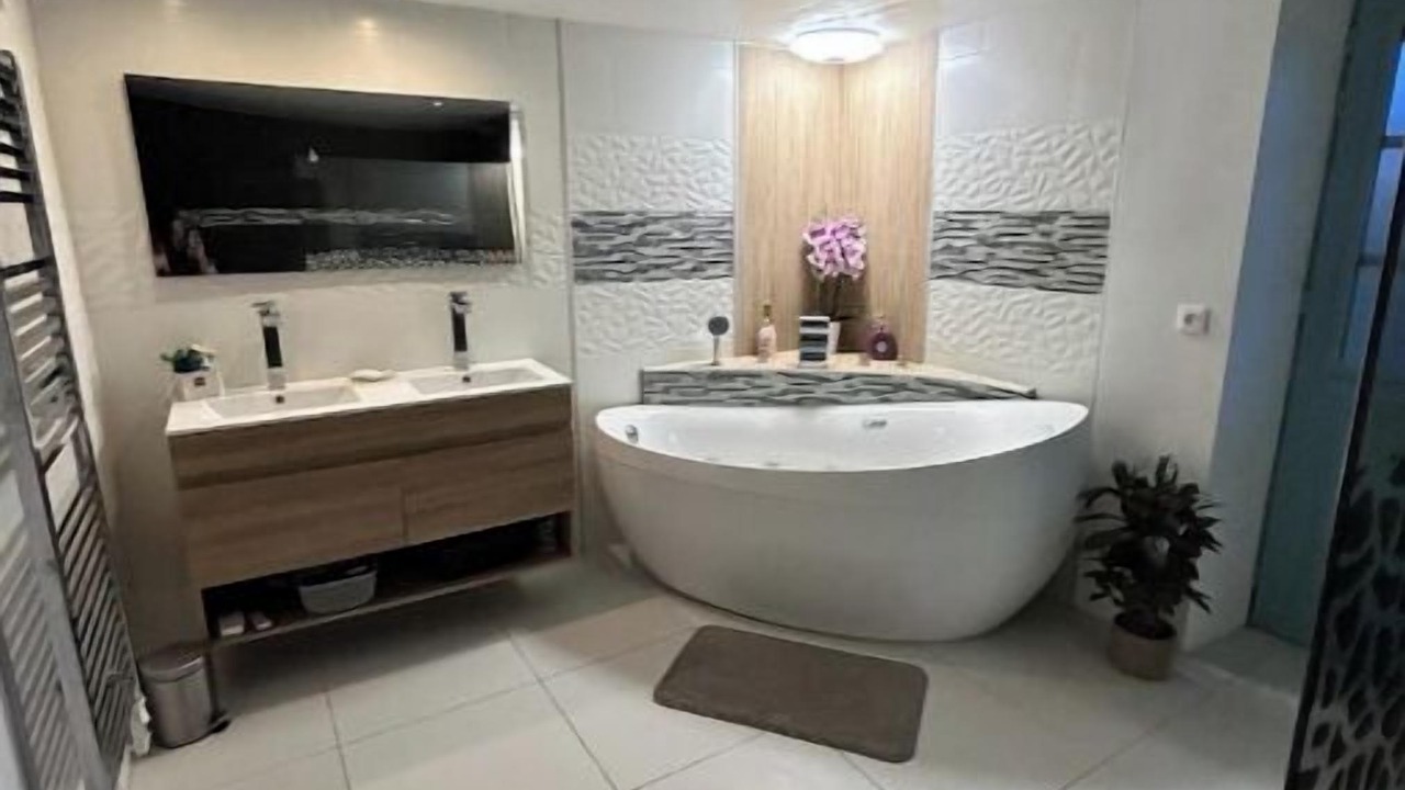 Photo of Bathroom in Jouy-sur-Morin