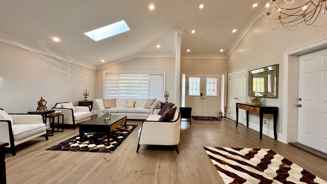Photo of Livingroom in Clarkson-Lorne Park