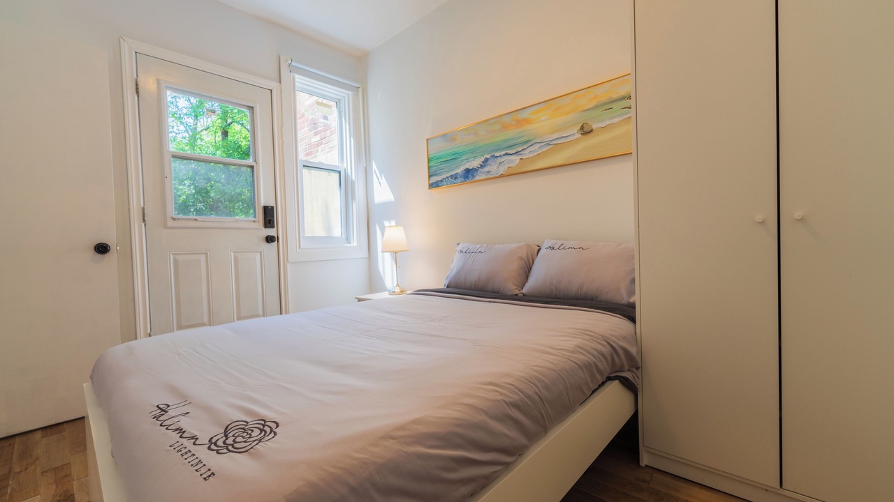 Photo of Bedroom in Cote-Des-Neiges—Notre-Dame-De-Grace
