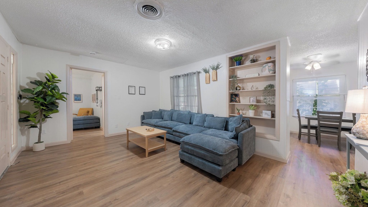 Photo of Livingroom in Westworth Village