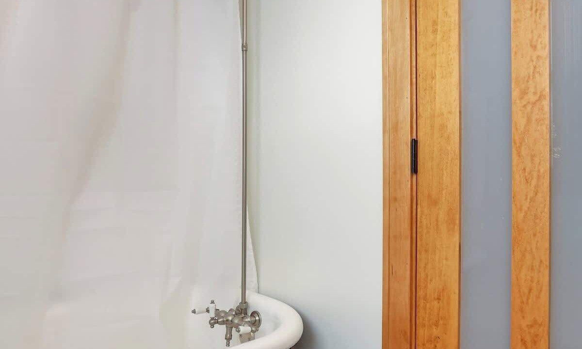 Photo of Bathroom in Elliot Park
