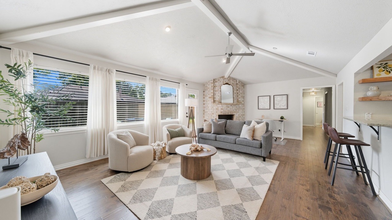 Photo of Livingroom in Spring