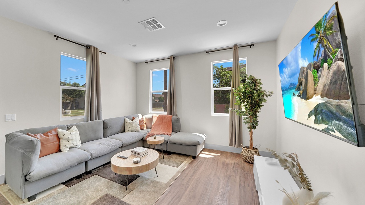 Photo of Livingroom in Midway City