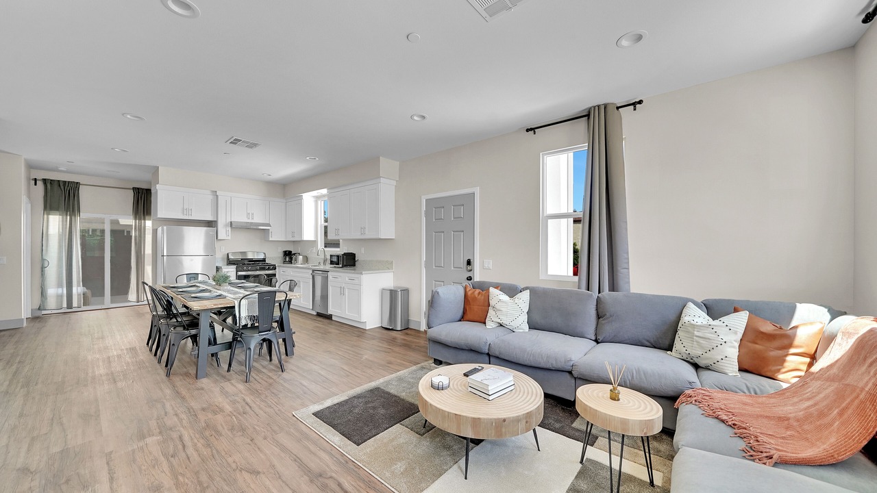 Photo of Livingroom in Midway City