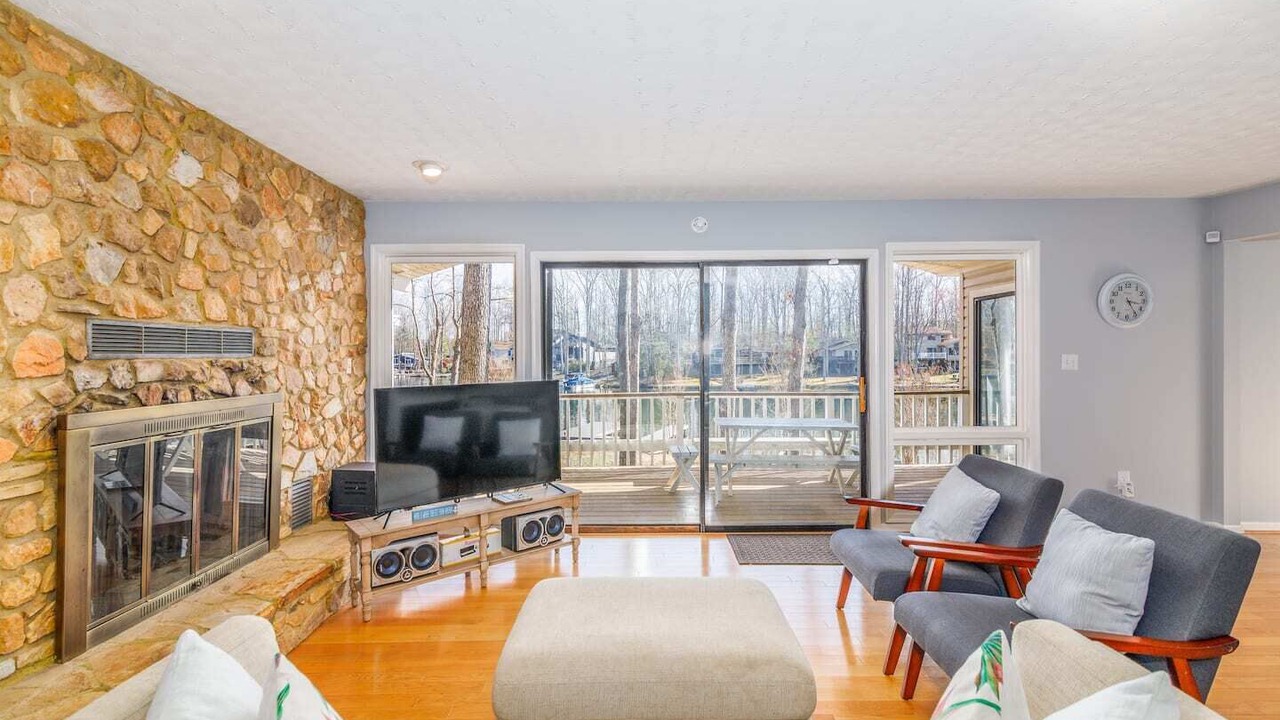 Photo of Livingroom in Lake of the Woods