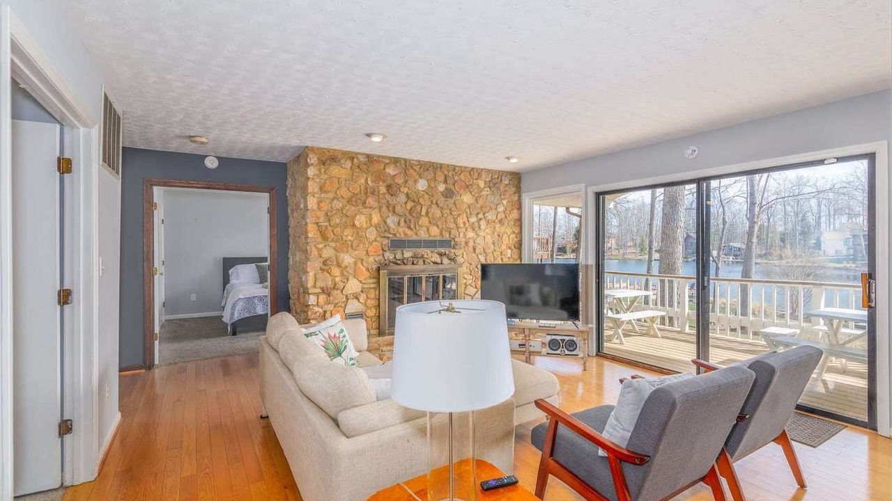 Photo of Livingroom in Lake of the Woods