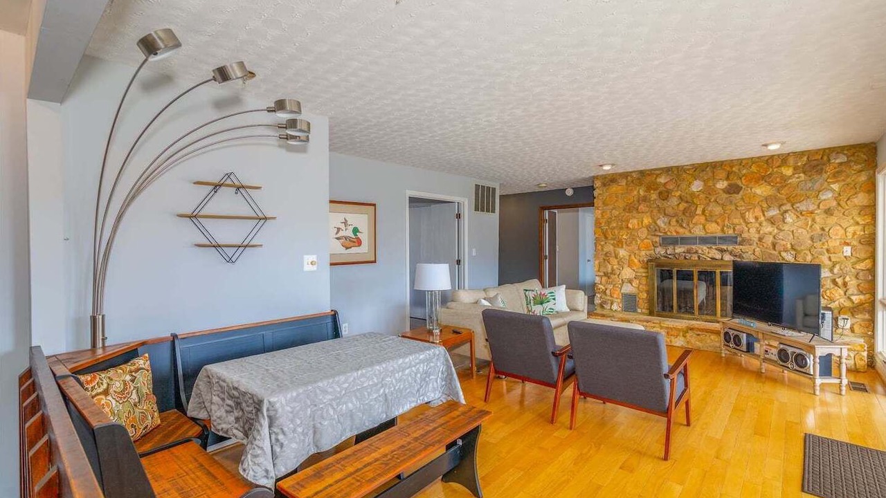 Photo of Livingroom in Lake of the Woods