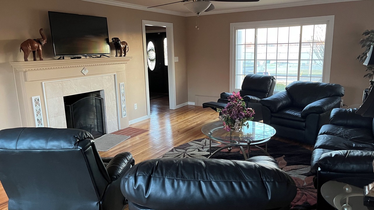 Photo of Livingroom in Madisonville