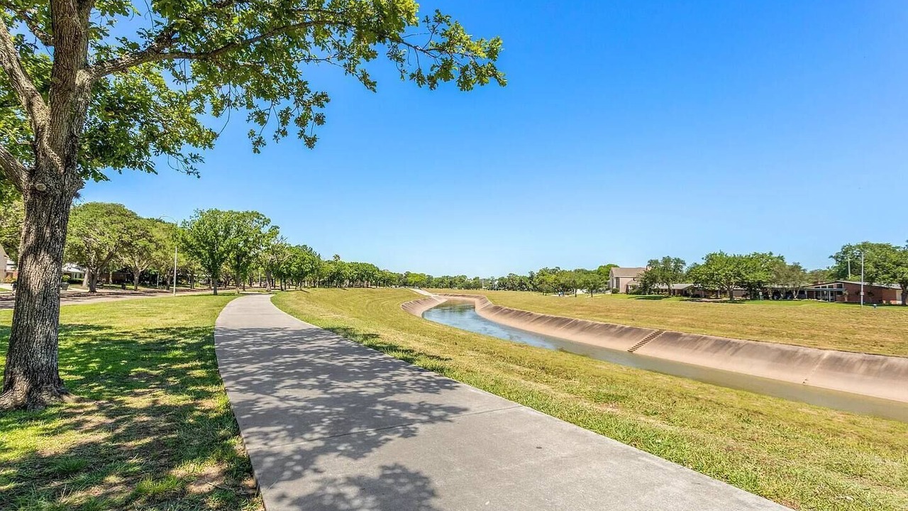 Photo of Others in Braeswood Place