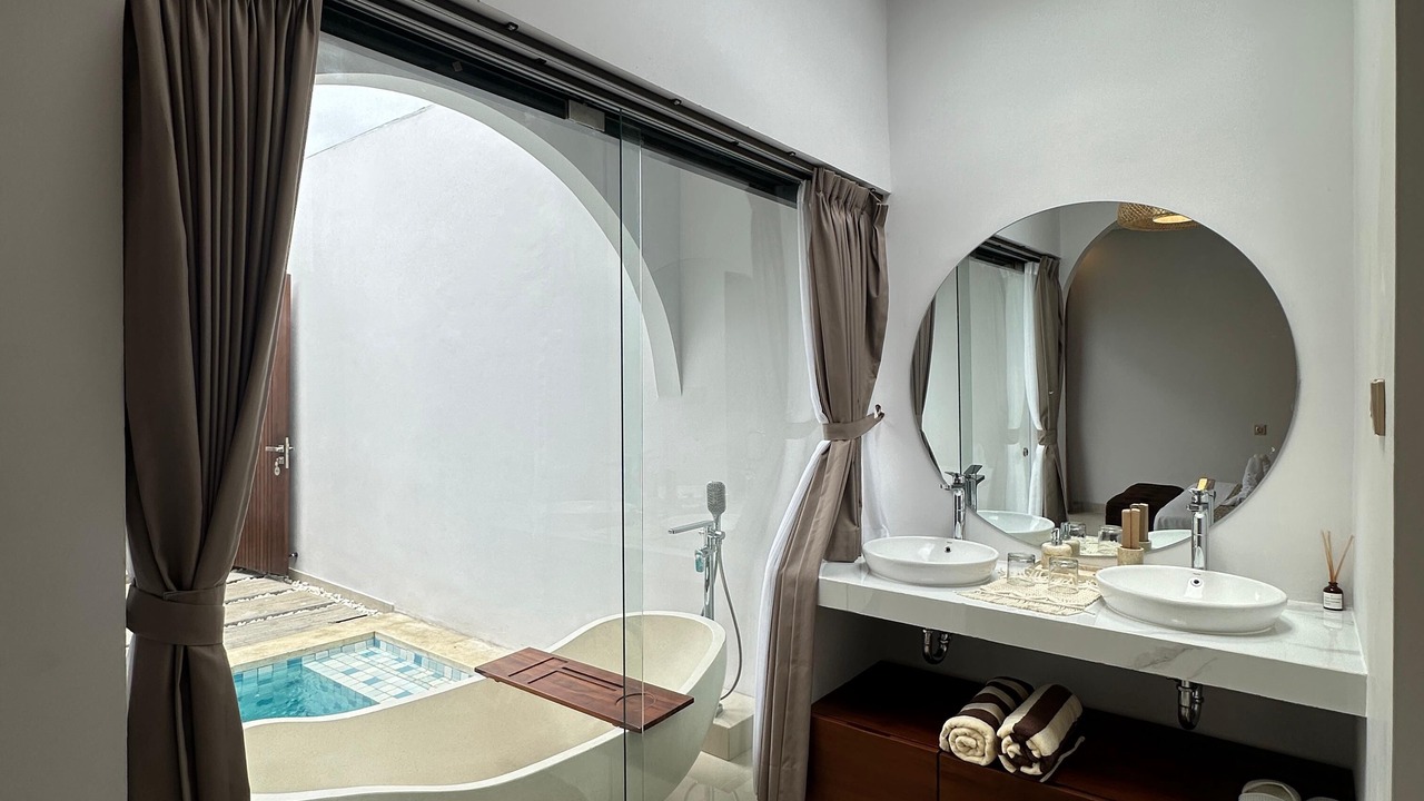 Photo of Bathroom in Kartika Plaza