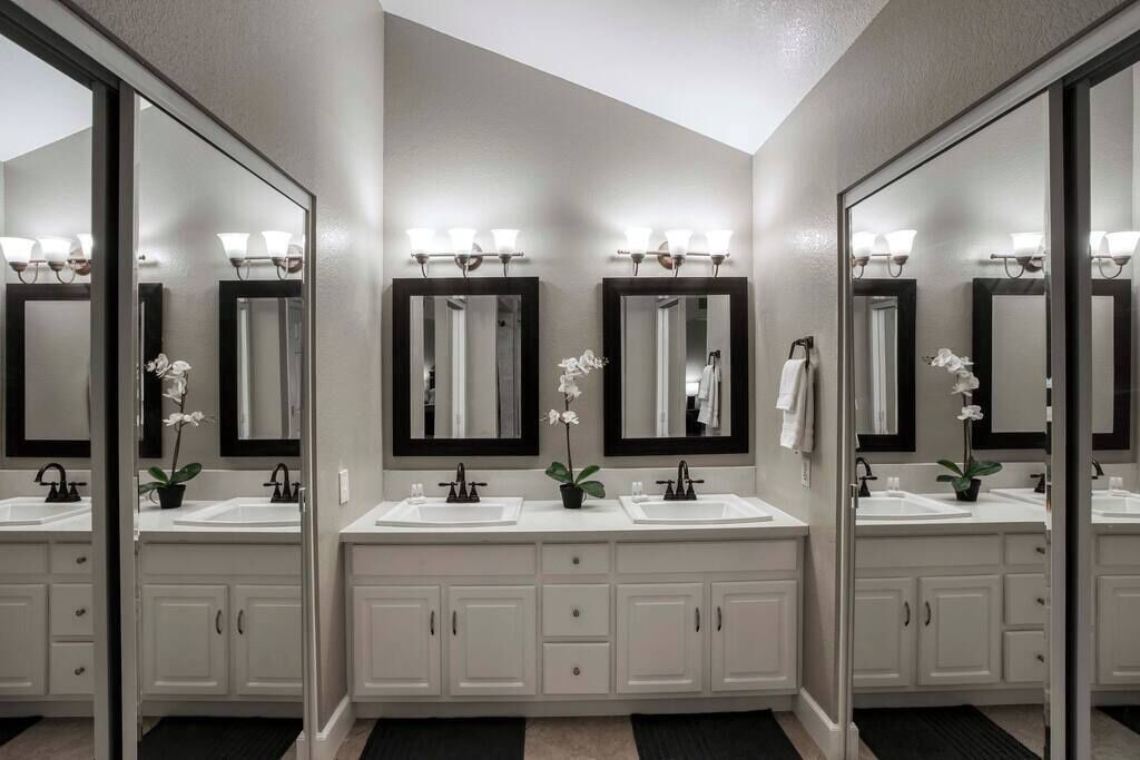 Photo of Bathroom in Sunset Ridge