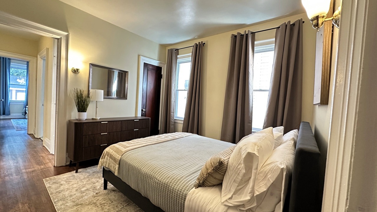 Photo of Bedroom in Front Park