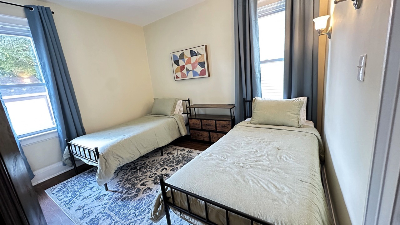 Photo of Bedroom in Front Park