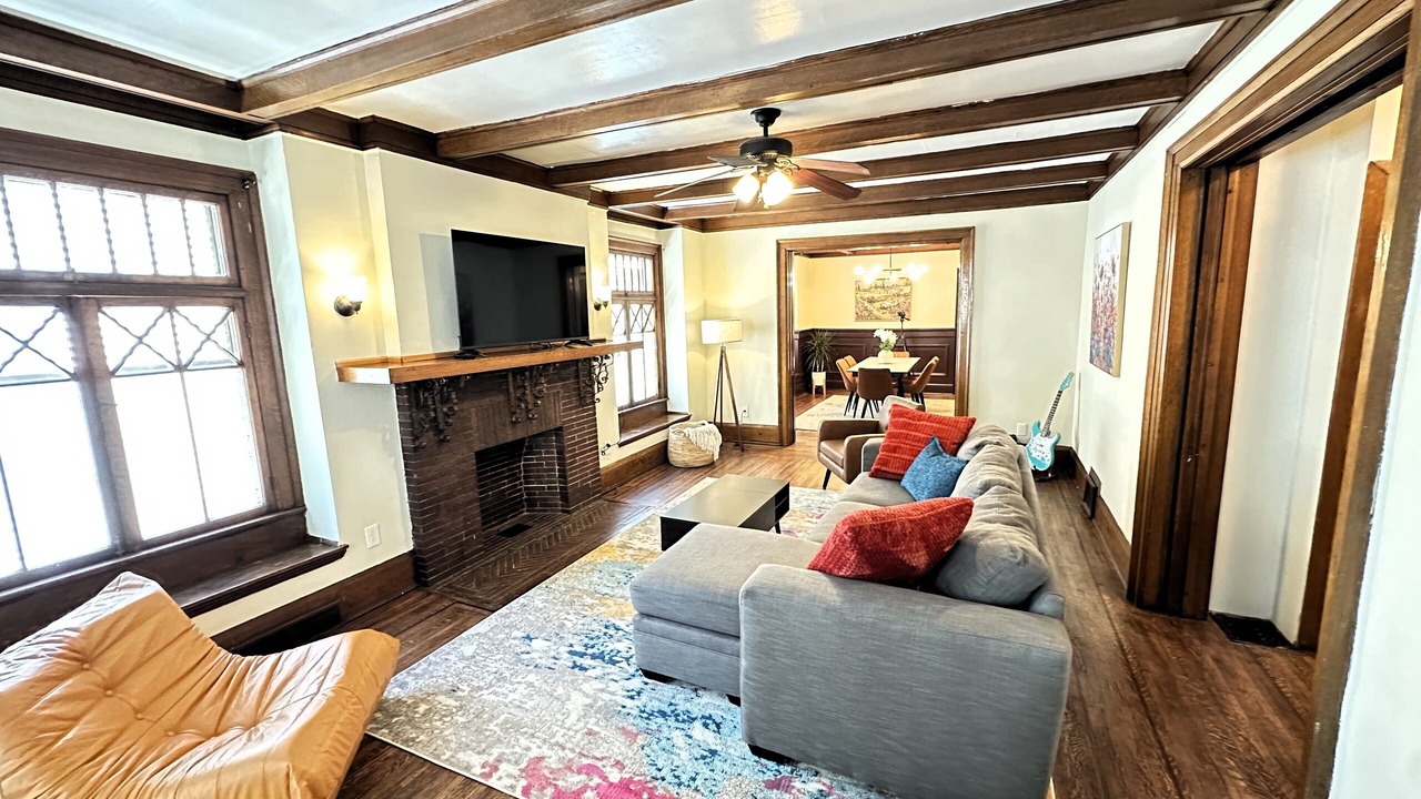 Photo of Livingroom in Front Park
