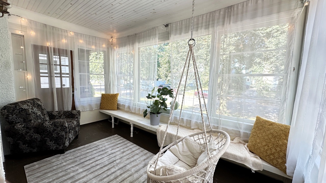Photo of Livingroom in Front Park