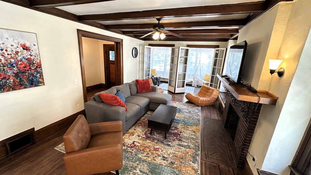Photo of Livingroom in Front Park