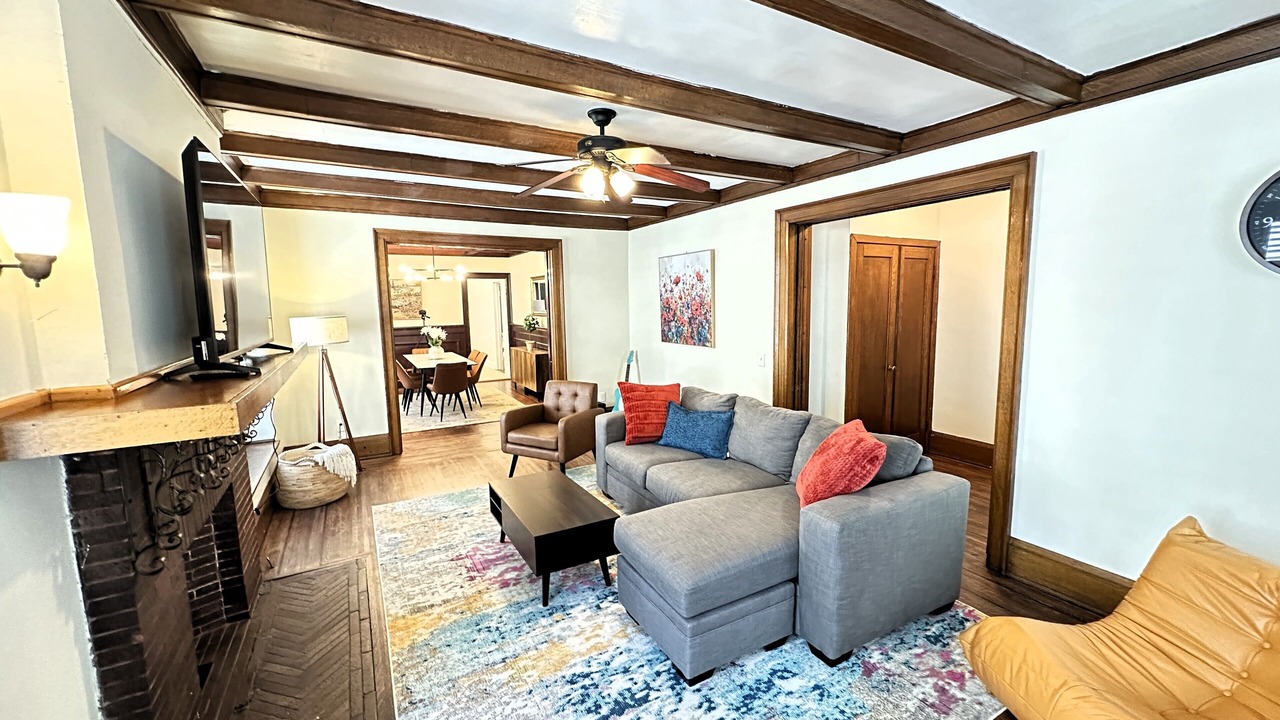 Photo of Livingroom in Front Park