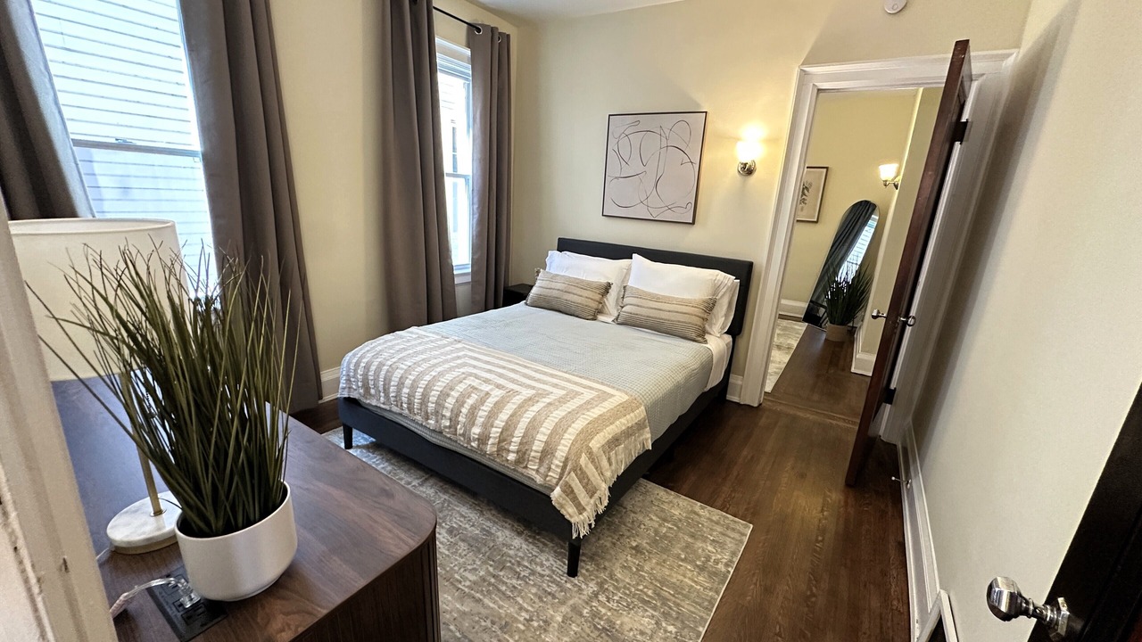 Photo of Bedroom in Front Park