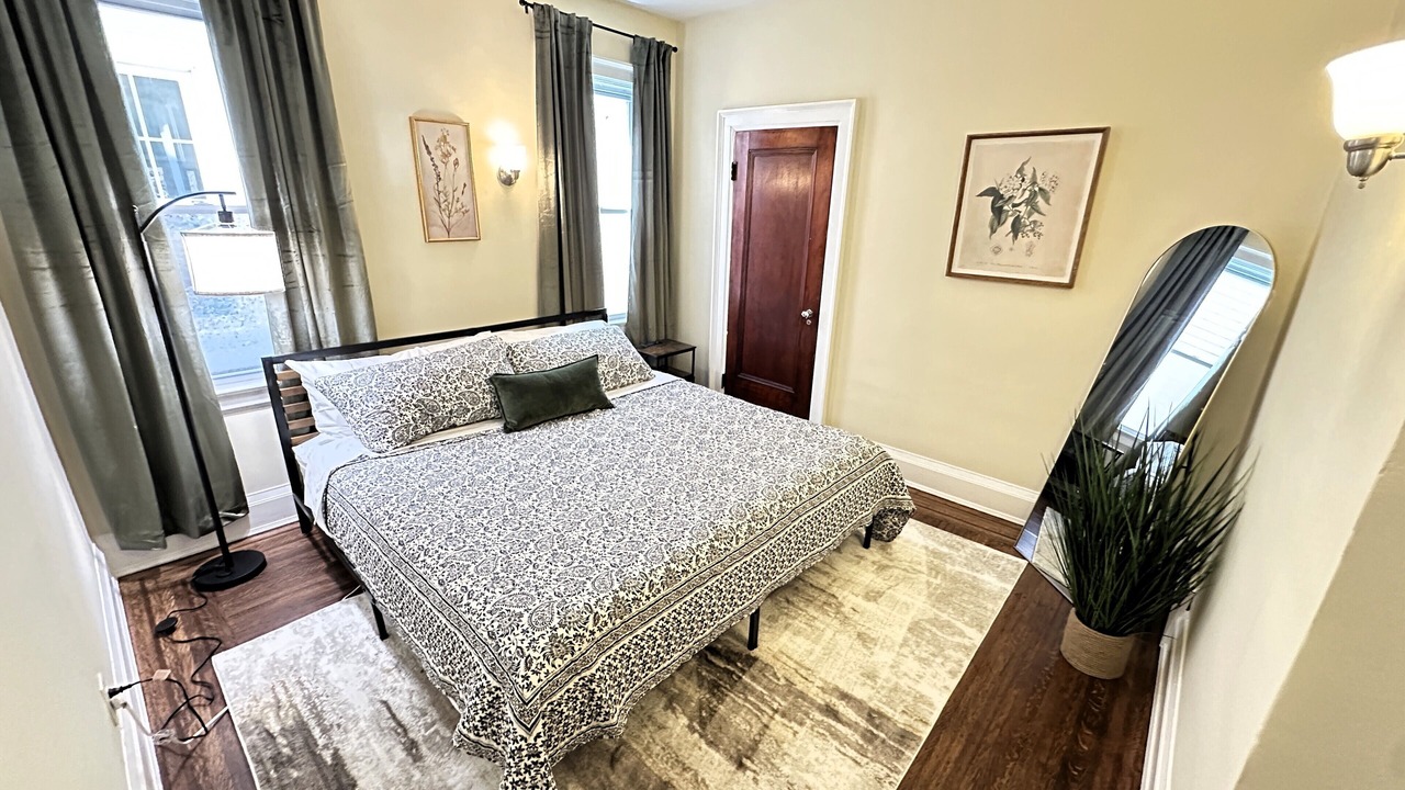 Photo of Bedroom in Front Park