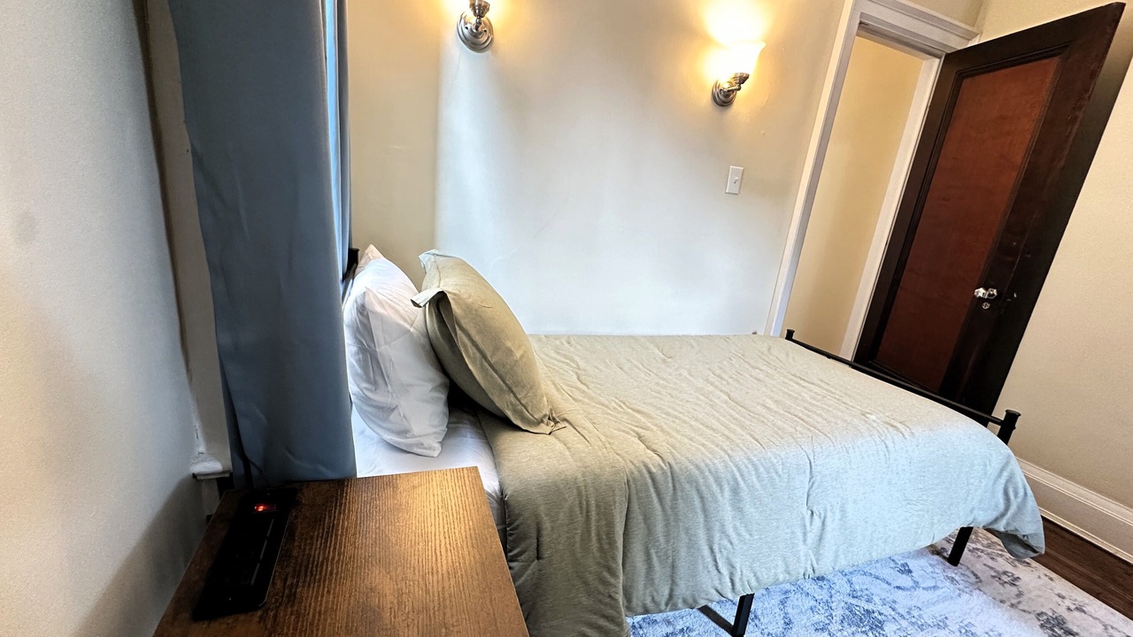 Photo of Bedroom in Front Park