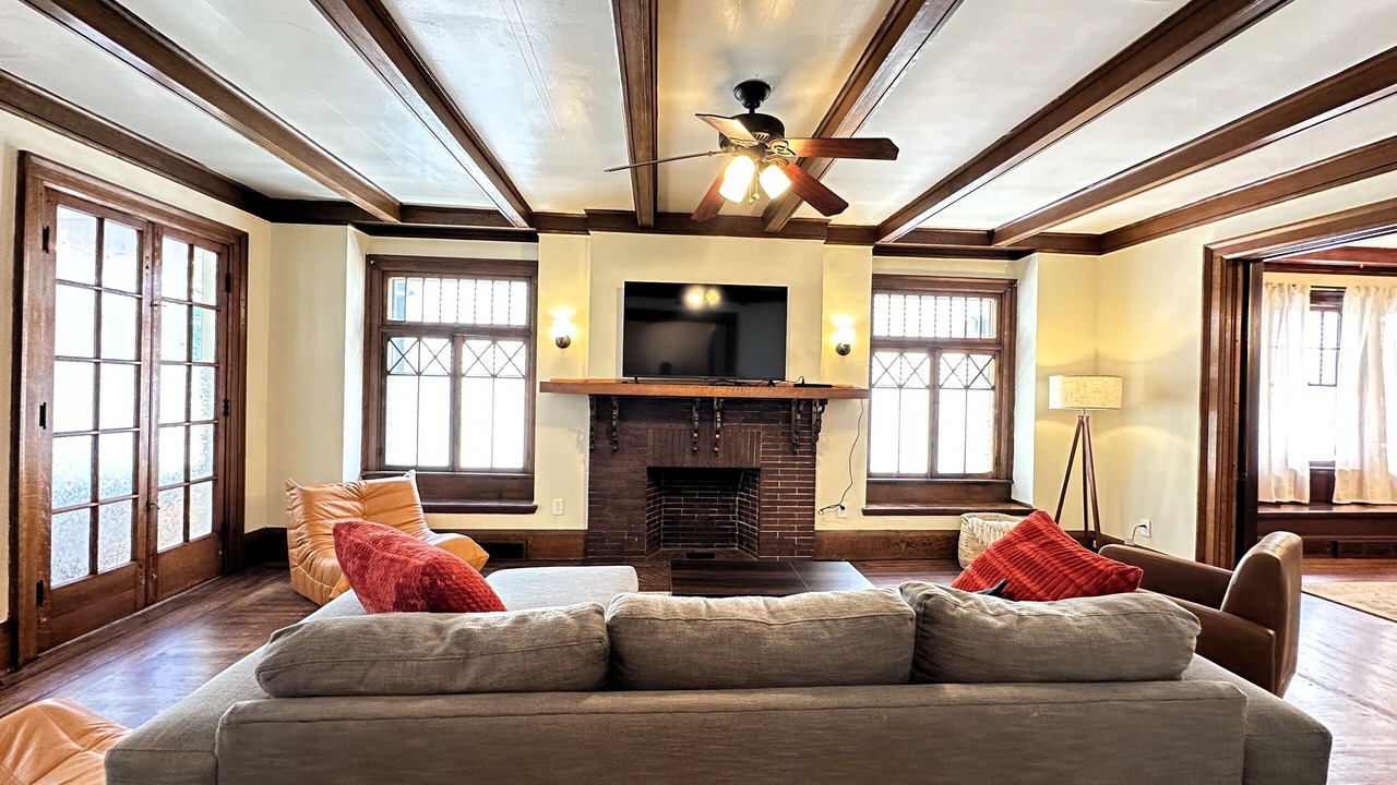 Photo of Livingroom in Front Park