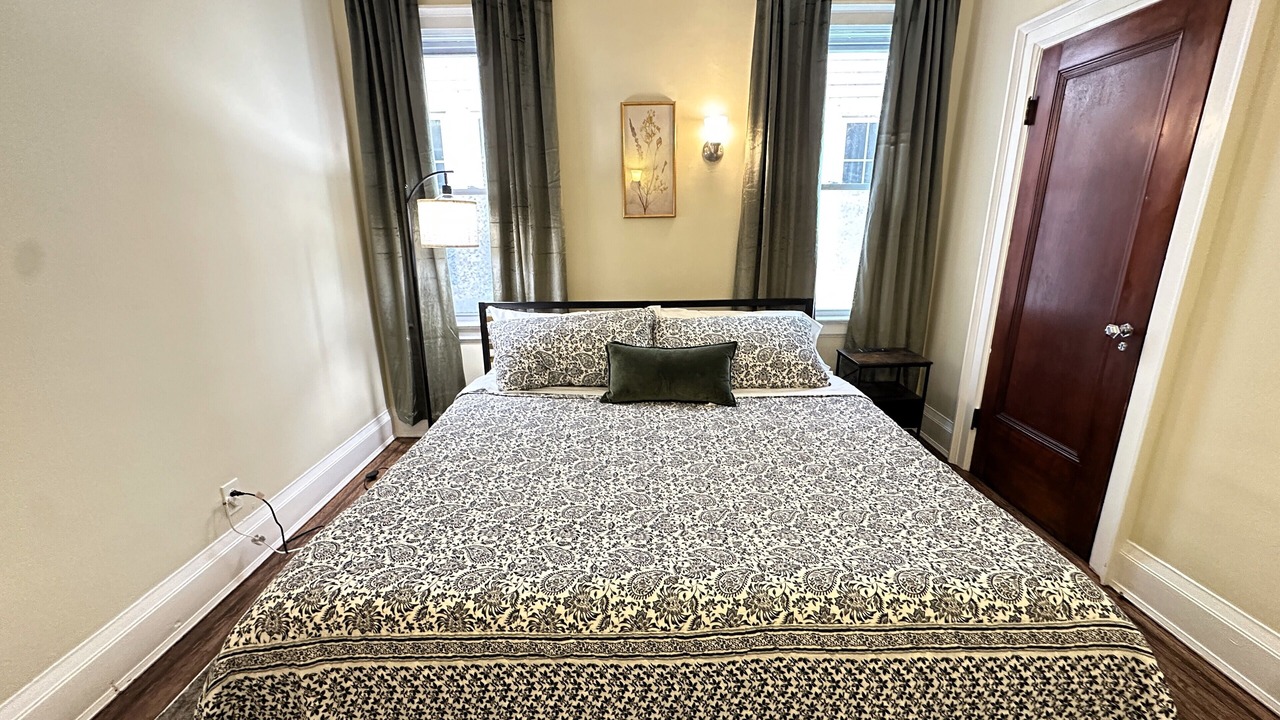 Photo of Bedroom in Front Park