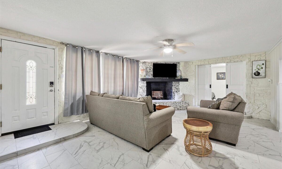 Photo of Livingroom in Deweyville