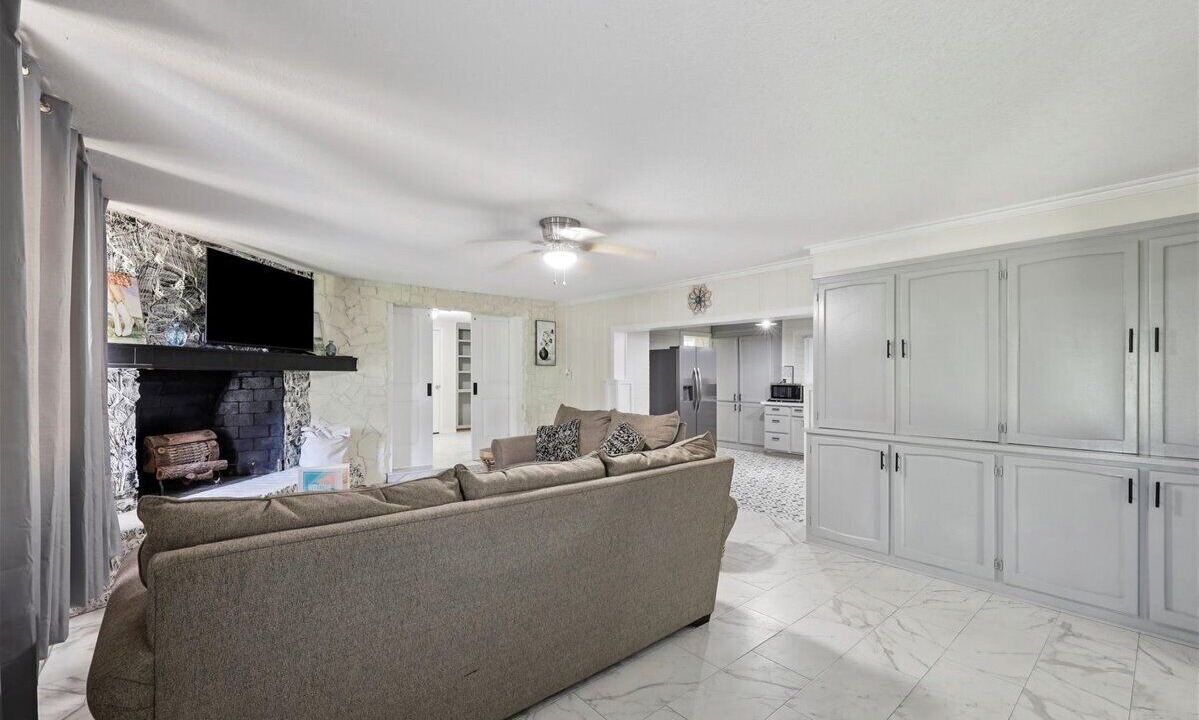 Photo of Livingroom in Deweyville
