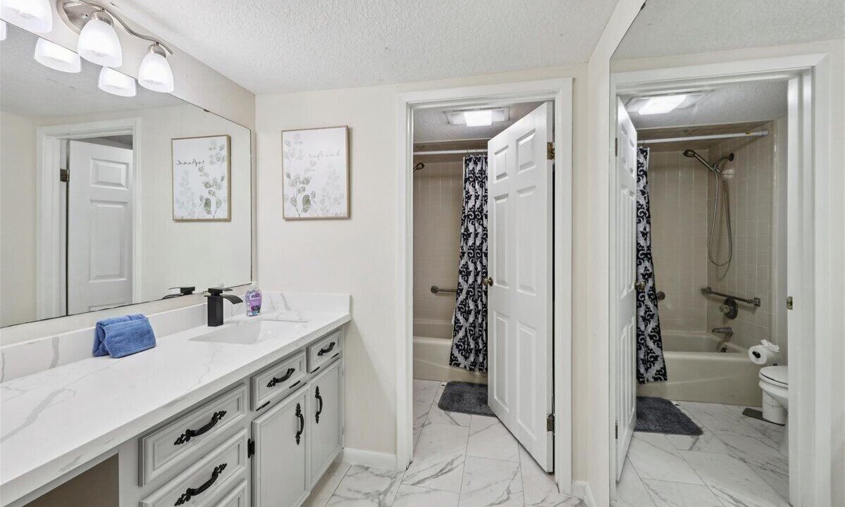 Photo of Bathroom in Deweyville