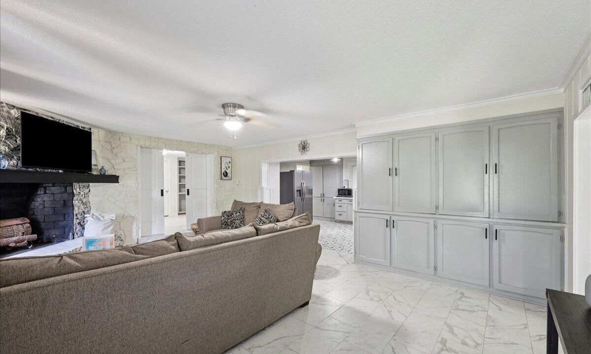 Photo of Livingroom in Deweyville
