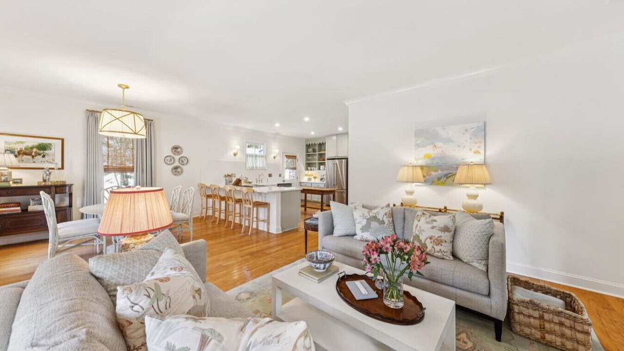 Photo of Livingroom in Northwest Quadrant
