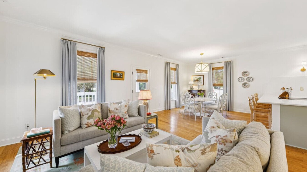 Photo of Livingroom in Northwest Quadrant