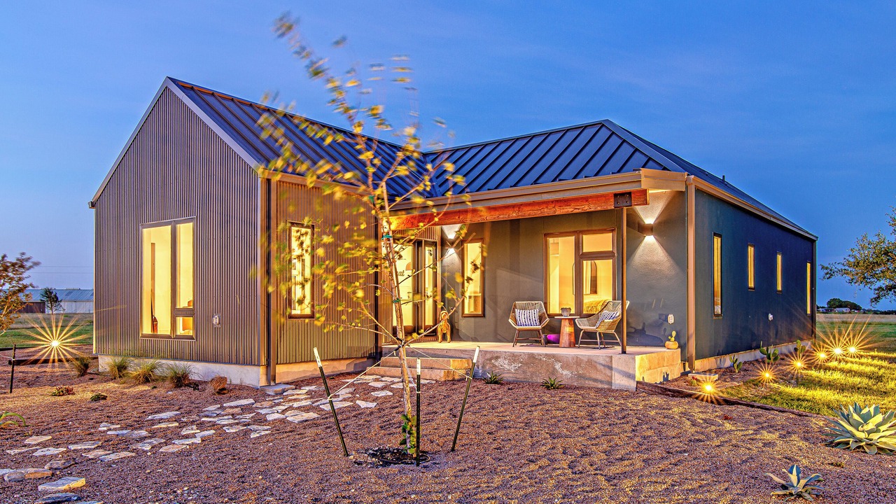 Photo of Outdoor in Carmine