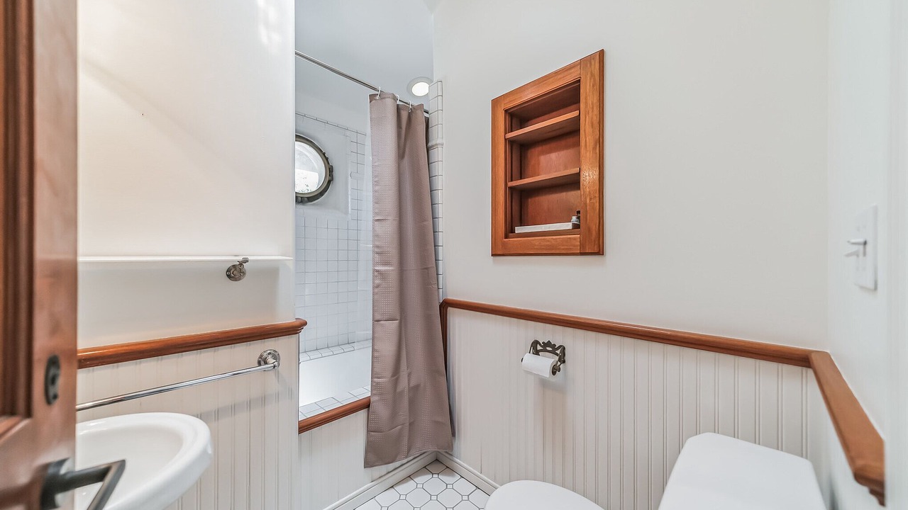 Photo of Bathroom in Bayside Acres