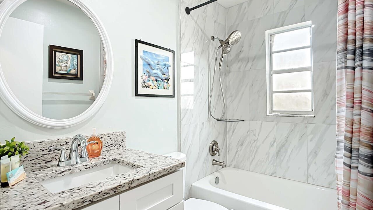 Photo of Bathroom in Bayshore Gardens
