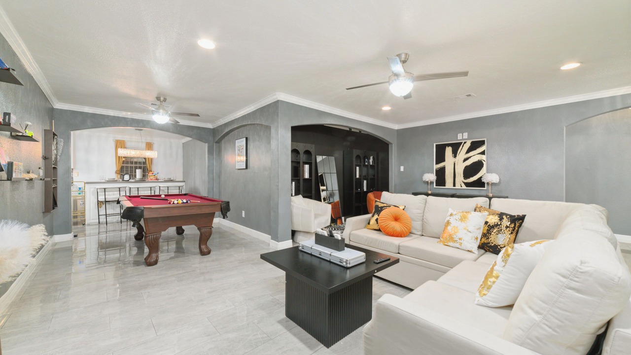 Photo of Livingroom in Sharpstown